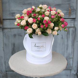 Велика капелюшна коробка з 27 кущових троянд