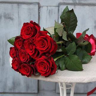 Букет з 9 червоних троянд